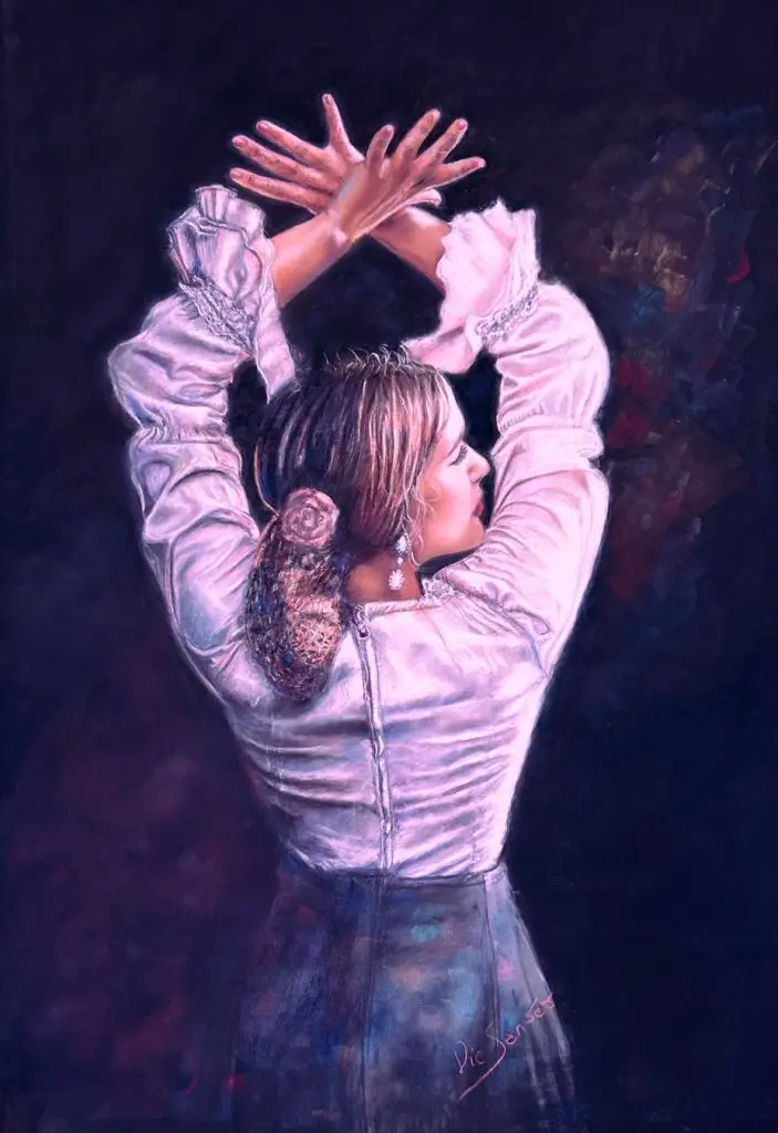 Portrait au pastel sec d'une jeune femme qui danse le flamenco, vêtue d'une blouse drapée blanche et d'une jupe noire, rose dans les cheveux. Elle élance ses bras vers le ciel, tournée vers la droite. Ambiance mystérieuse, dramatique avec un clair-obscur, fonds noir. Nuances des couleurs de l'arc en ciel dans les plis du corsage aux manches à volants. Style pictural réaliste entre précision des détails, et lâcher prise avec dissolution