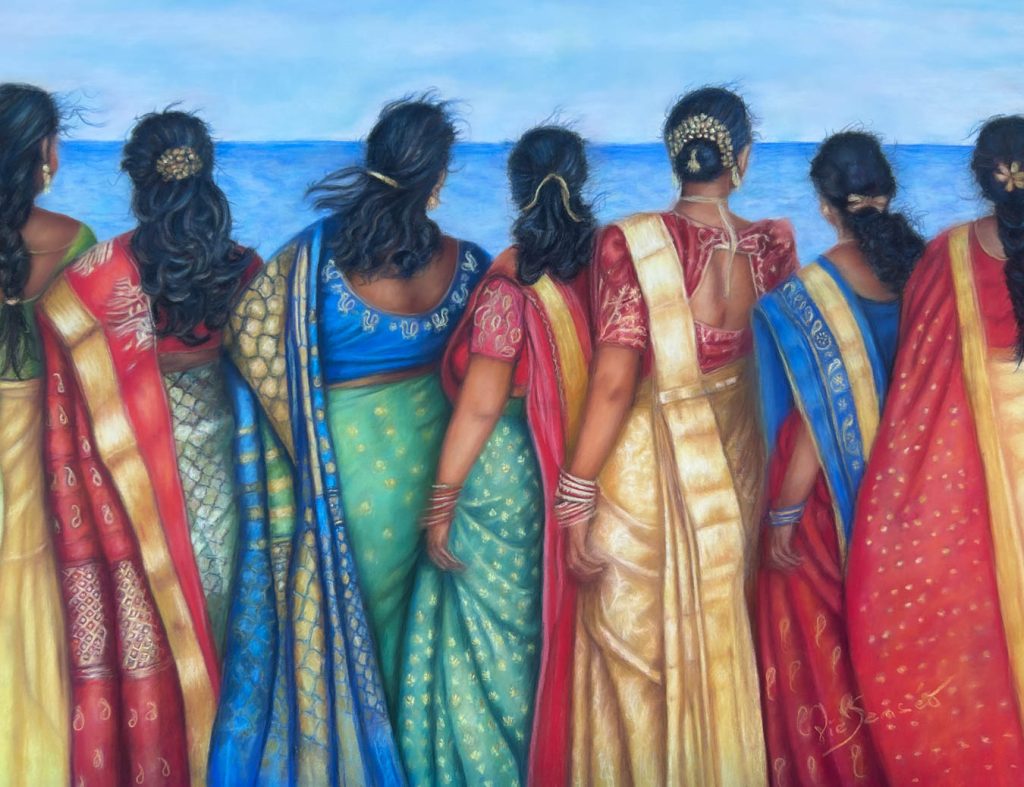 Tableau fait en pastel sec par Sylvie Sanséau, artiste pastelliste, sur des femmes de l'Inde en sari richement décorés, qui regardent la mer. Elles sont serrées, unies, l'une contre l'autre, mais singulières à la fois, avec des cheveux qui volent au vent.