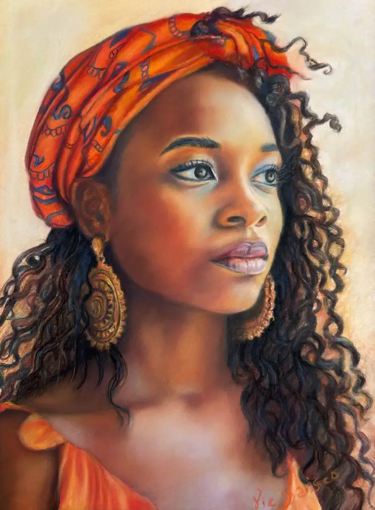 Portrait de femme réaliste au pastel sec, turban orange, boucles de cheveux, boucle d'oreille, femme métis, portrait féminin peint par Sylvie Sanséau, artiste pastelliste. La femme, pensive, est tournée de profil vers la droite. Atmosphère douce et velouté.