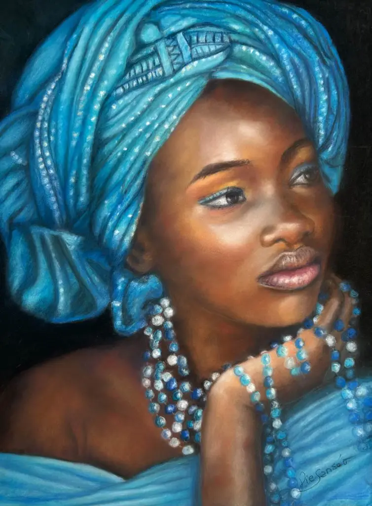 Portrait f"mini au pastel sec d'une femme noire au turban drapé turquoise, déposant son visage pensif sur sa main sur laquelle il y a un collier de perles bleues et blanches.