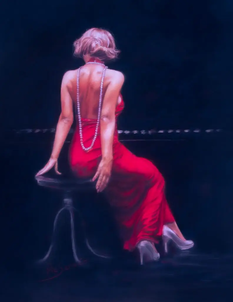 figure de dos de femme en robe rouge vermillon devant un piano, ambiance dramatique, claire-obscur, portrait pastel effectué par Sylvie Sanséau, artiste pastelliste