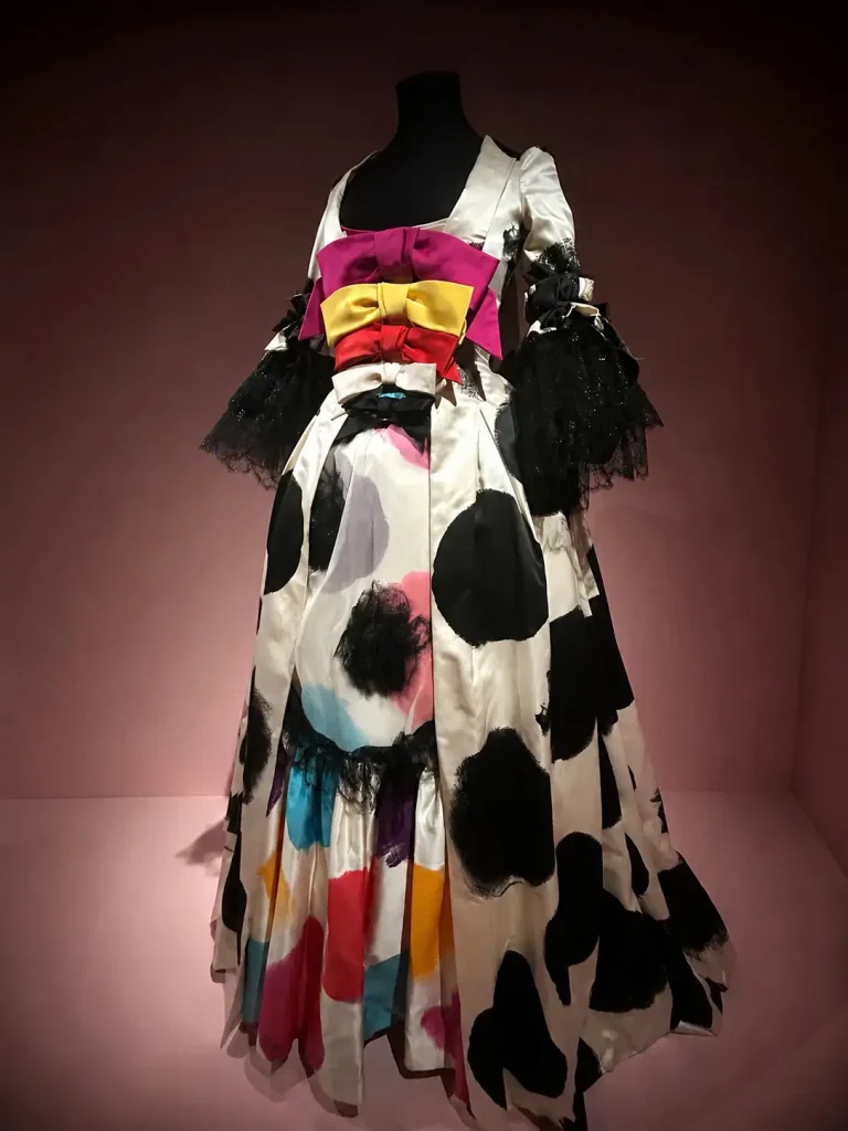 Vivienne Westwood, 1996 - Jeux de volumes, de matières et de couleurs : satin de soie, organza et dentelle de Chantilly - Détail