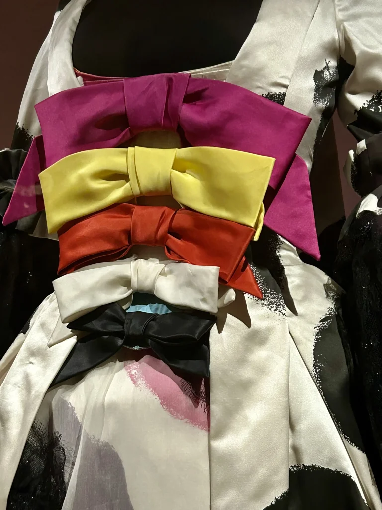 Vivieanne Westwood, 1996 - Jeux de volumes, de matières et de couleurs : satin de soie, organza et dentelle de Chantilly - Détail