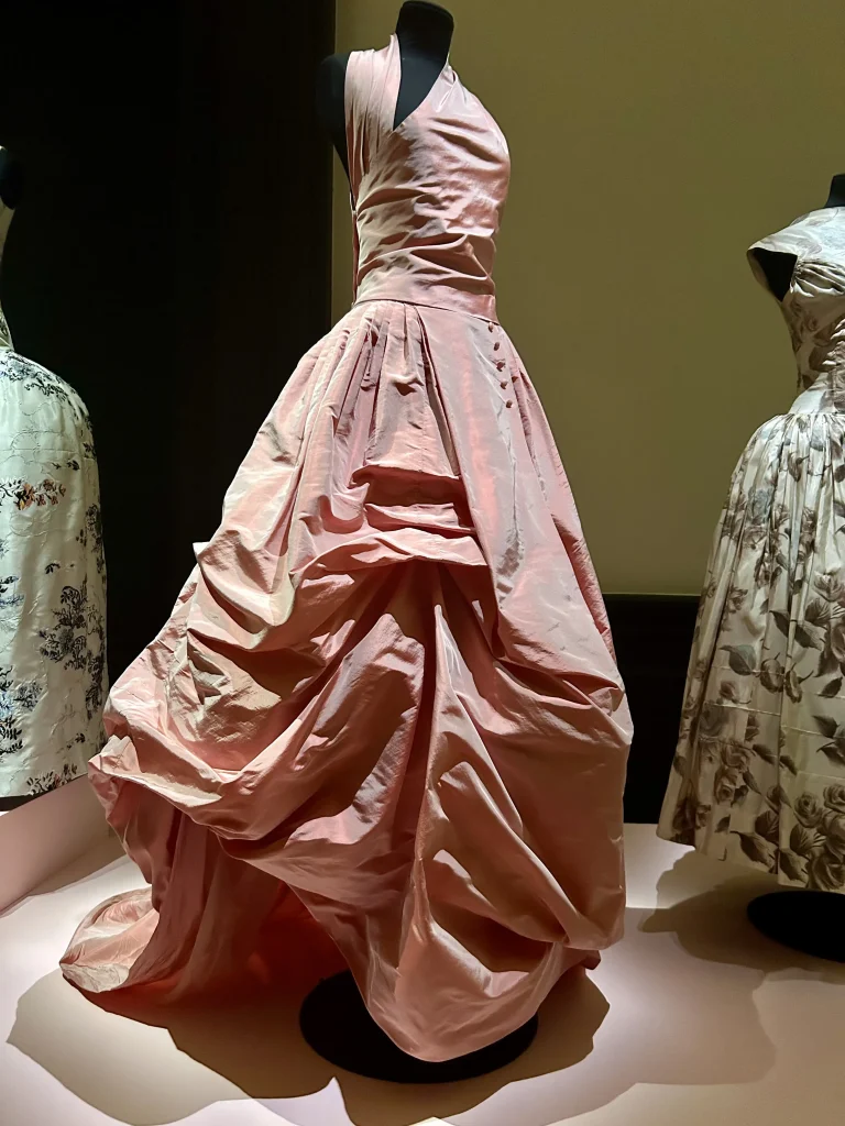 Chanel par Karl Lagerfeld, 1999 - Robe du soir en taffetas de soie changeant rose et crème, rehaussée de mousseline de soie rose.