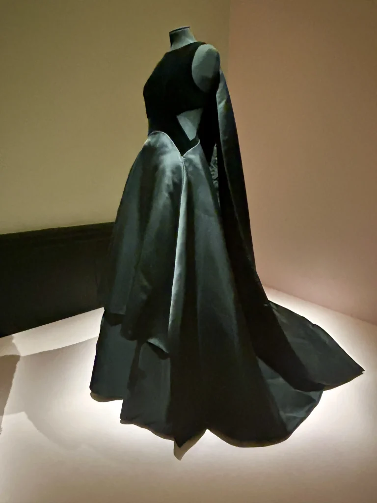 Ralf Rucci, Watteau Infanta, 2007-2008-silhouette sculpturale ou la construction et les volumes donnent au noir toute sa force