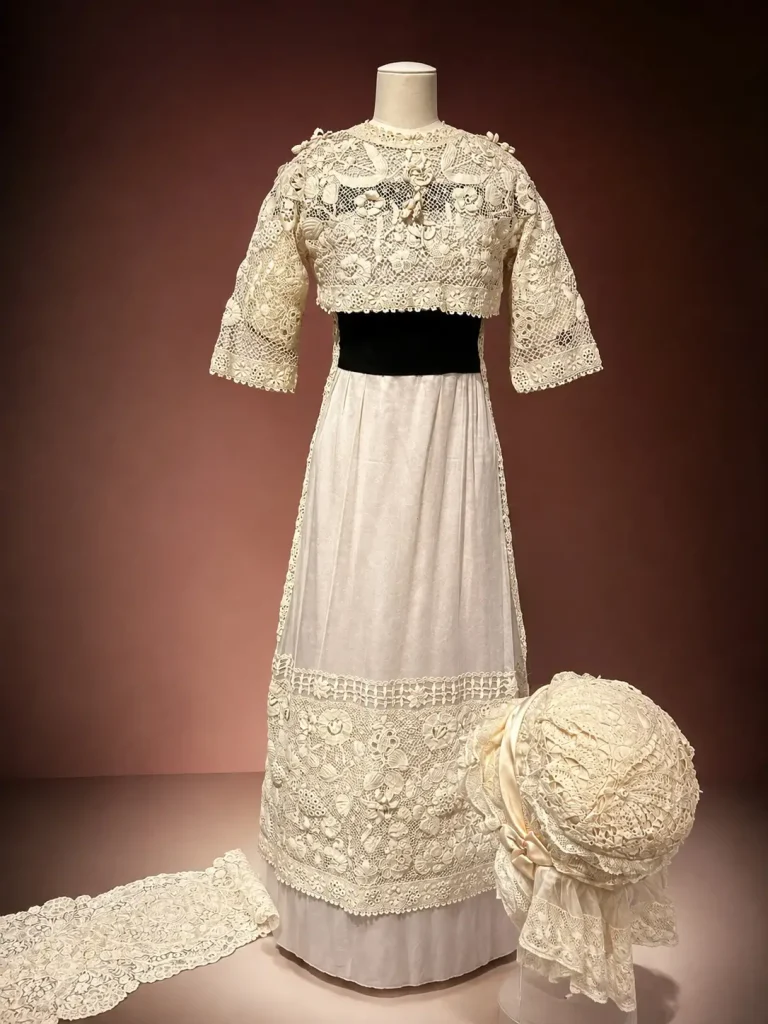 La Bretagne !!! cette robe de la Maison Peillet à Quimper, 1912 : taille haute, silhouette élancée et superbe guipure de Quimper aux motifs floraux. Une dentelle ajourée et tellement raffinée !!!