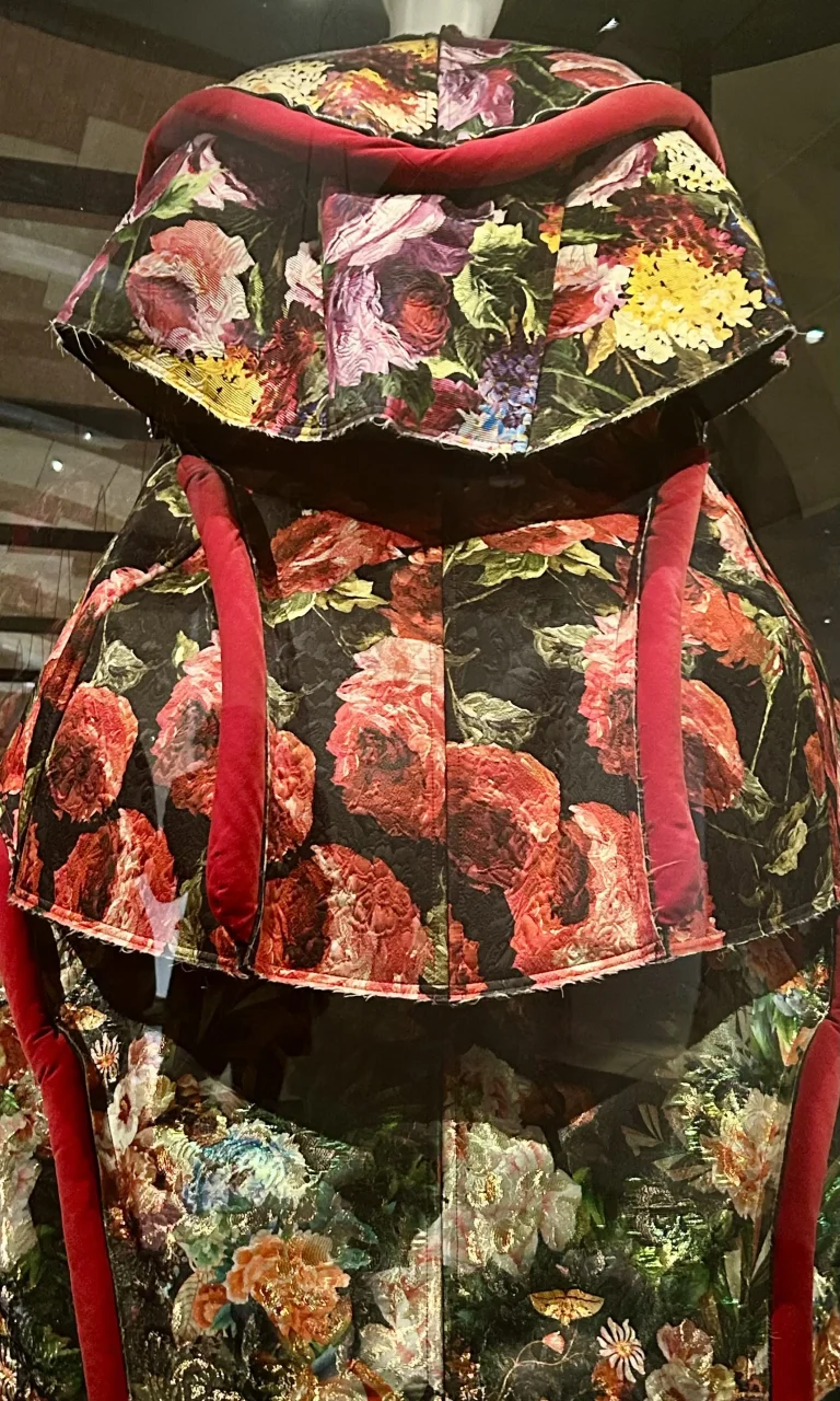 Christian Dior, Nuit fraîche, 1954 — Inspirées des « arbres de vie » des cotonnades indiennes du XVIIIᵉ siècle, les broderies florales accompagnent la ligne de la robe jusqu’à en dissimuler les coutures.
