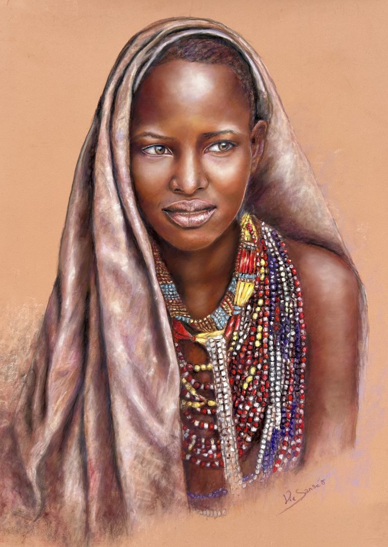 femme africaine éthiopienne qui porte un voile et un collier aux perles chatoyantes